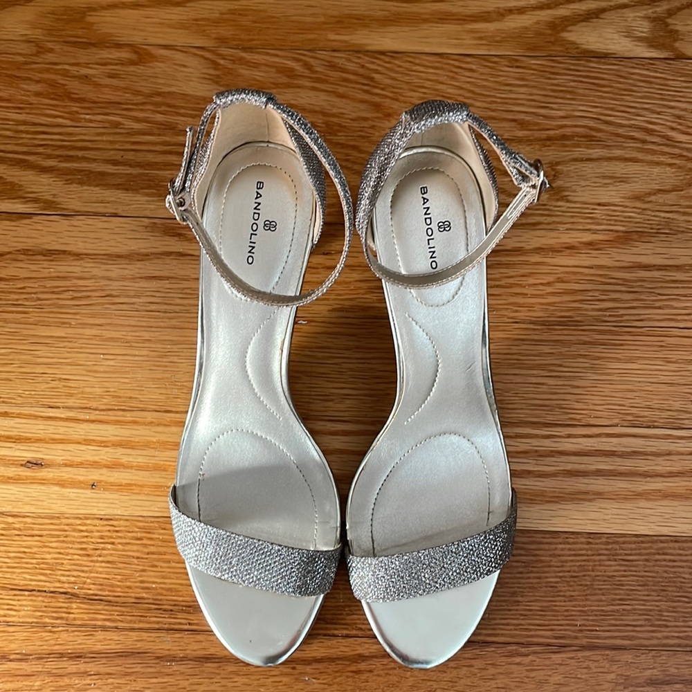 Bandolino shimmery gold/silver Cocktail Dress shoes. 3 1/4 inch heel. Worn once.
